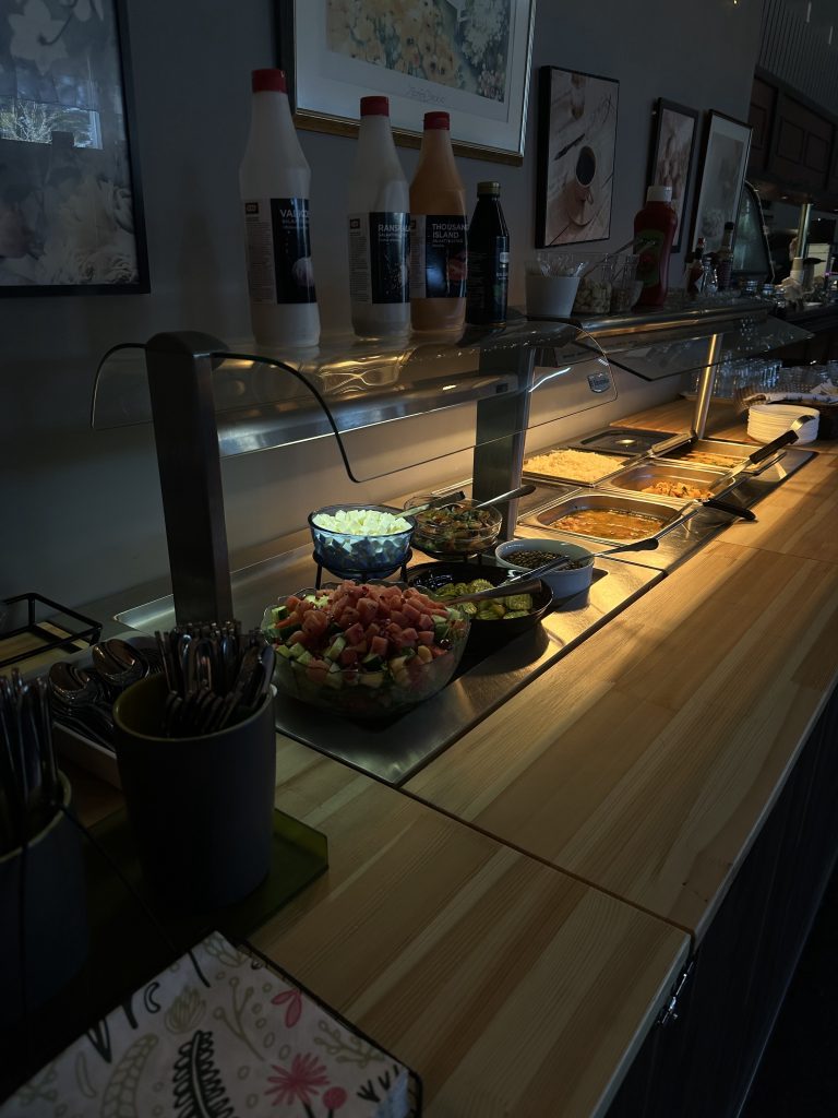 Kahvila Ilonan lounasbuffet salaatteineen ja lämpimine ruokineen